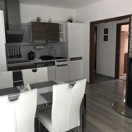 Prijemny Apartman Krovi V Rodinnem Domku Se Sdilenym Bazenem, Terasou A Zahradou Buitenkant foto
