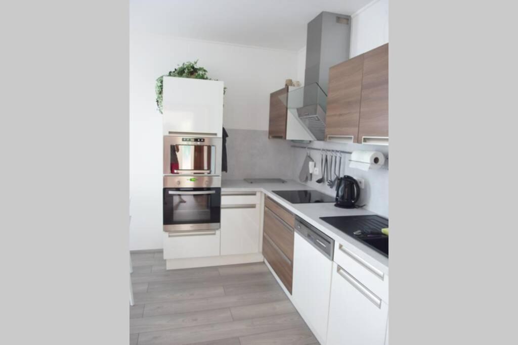 Prijemny Apartman Krovi V Rodinnem Domku Se Sdilenym Bazenem, Terasou A Zahradou Buitenkant foto