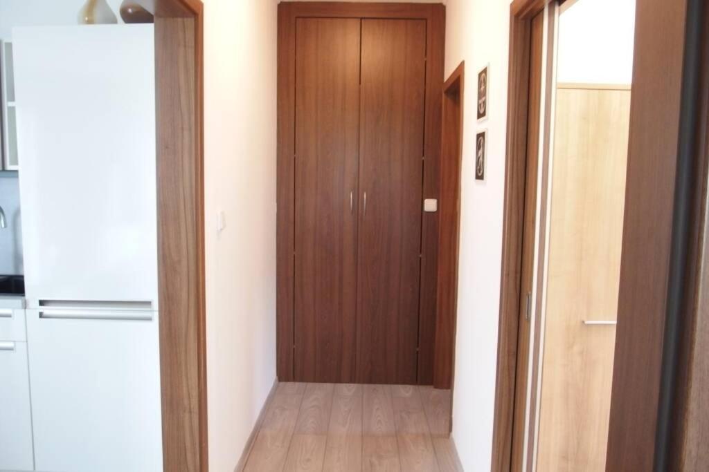 Prijemny Apartman Krovi V Rodinnem Domku Se Sdilenym Bazenem, Terasou A Zahradou Buitenkant foto