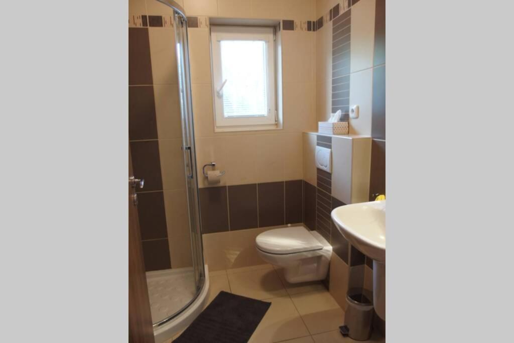 Prijemny Apartman Krovi V Rodinnem Domku Se Sdilenym Bazenem, Terasou A Zahradou Buitenkant foto