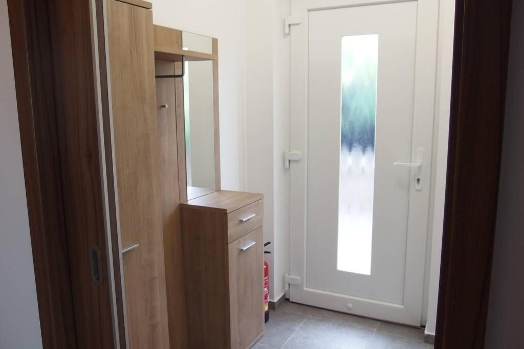 Prijemny Apartman Krovi V Rodinnem Domku Se Sdilenym Bazenem, Terasou A Zahradou Buitenkant foto