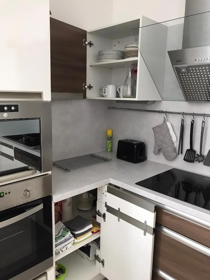 Prijemny Apartman Krovi V Rodinnem Domku Se Sdilenym Bazenem, Terasou A Zahradou Buitenkant foto
