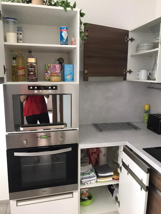 Prijemny Apartman Krovi V Rodinnem Domku Se Sdilenym Bazenem, Terasou A Zahradou Buitenkant foto