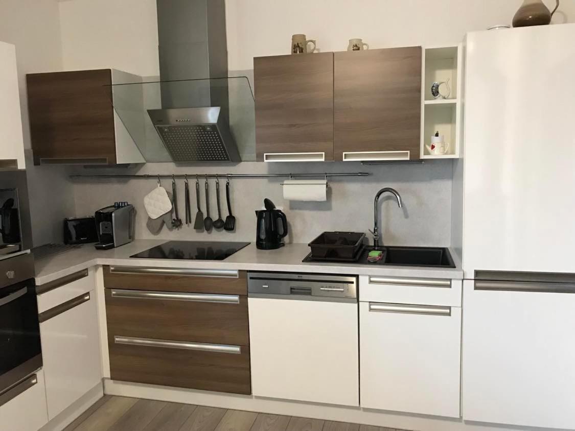 Prijemny Apartman Krovi V Rodinnem Domku Se Sdilenym Bazenem, Terasou A Zahradou Buitenkant foto