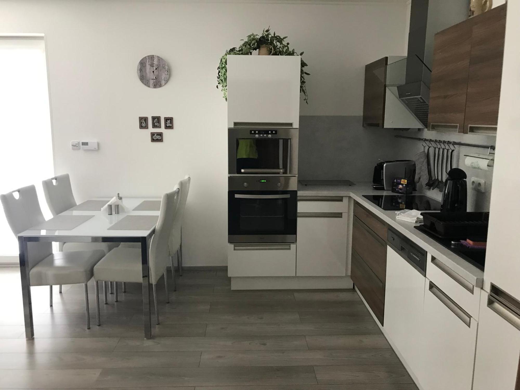 Prijemny Apartman Krovi V Rodinnem Domku Se Sdilenym Bazenem, Terasou A Zahradou Buitenkant foto