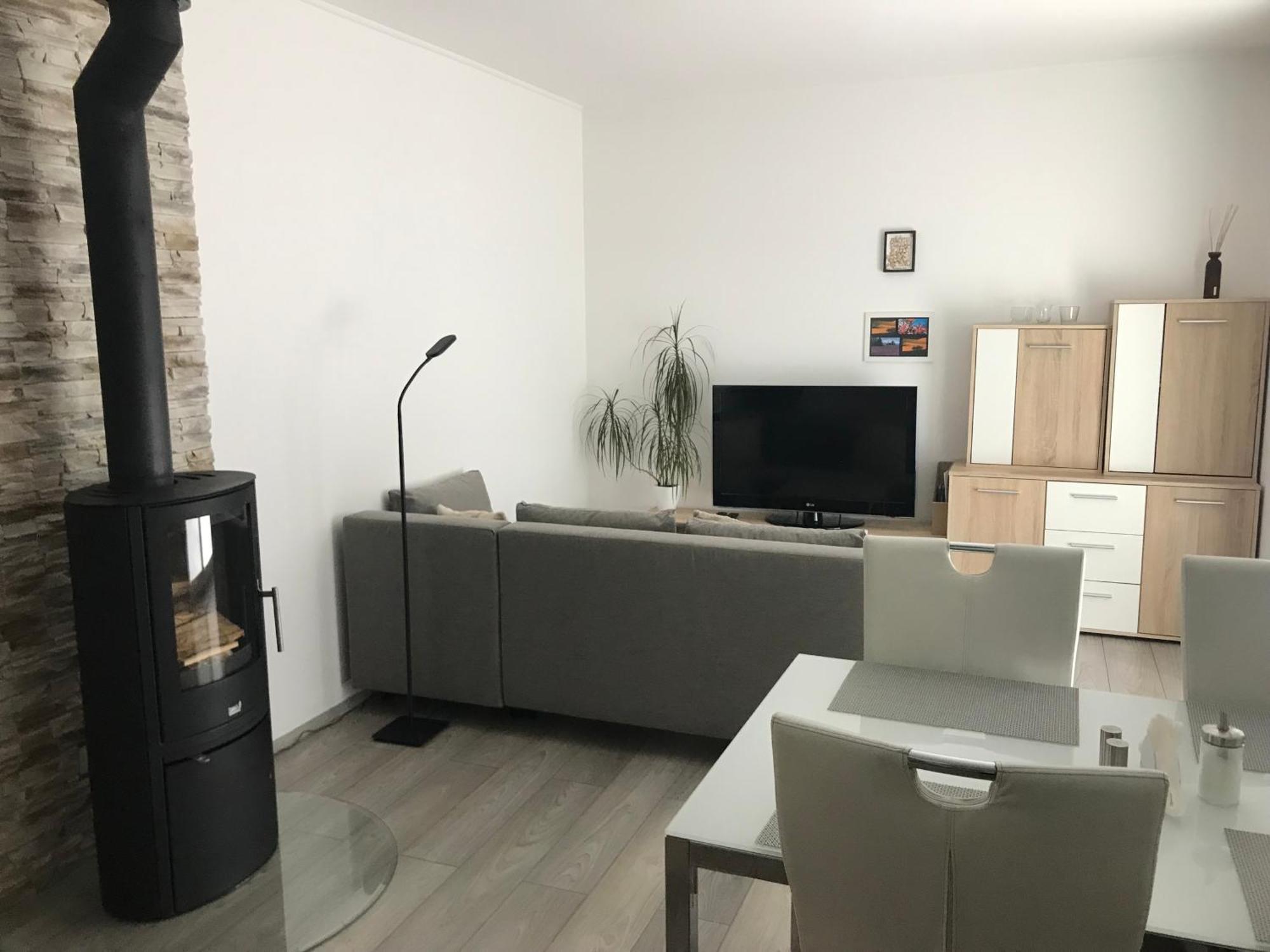 Prijemny Apartman Krovi V Rodinnem Domku Se Sdilenym Bazenem, Terasou A Zahradou Buitenkant foto