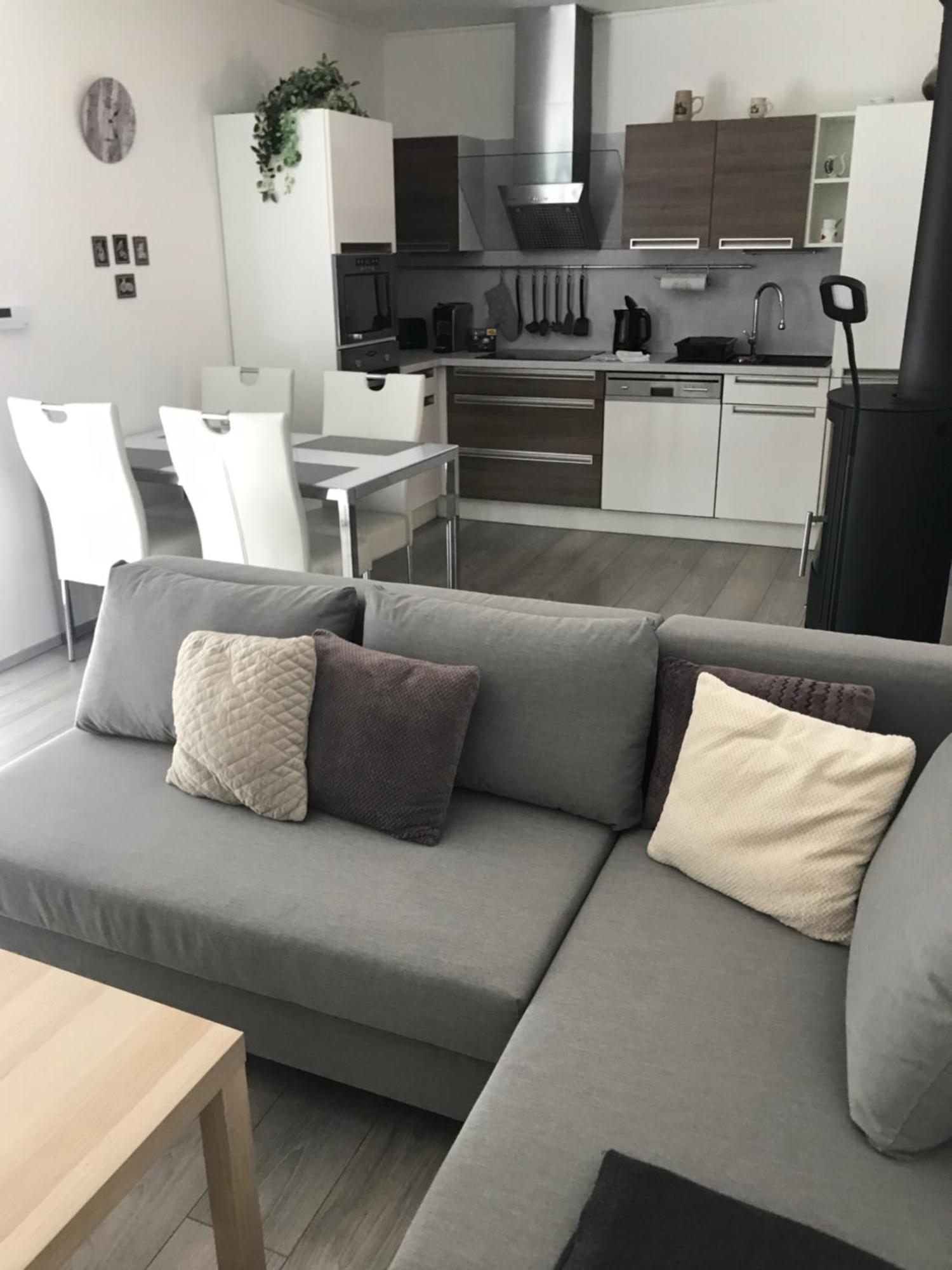 Prijemny Apartman Krovi V Rodinnem Domku Se Sdilenym Bazenem, Terasou A Zahradou Buitenkant foto