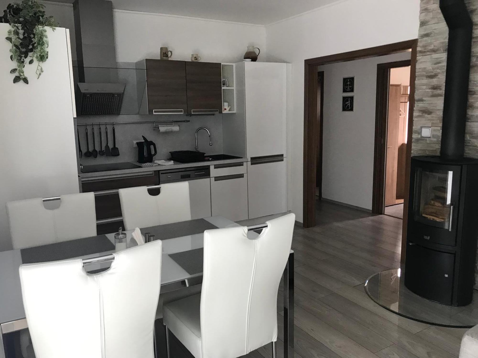 Prijemny Apartman Krovi V Rodinnem Domku Se Sdilenym Bazenem, Terasou A Zahradou Buitenkant foto